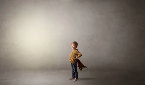 Pequeño niño holgazán en una habitación vacía —  Fotos de Stock