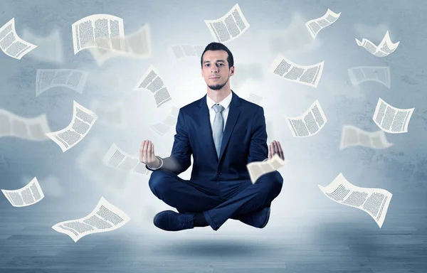 Uomo d'affari meditando con il concetto di carta volante — Foto Stock