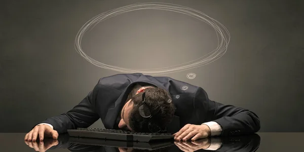 Uomo d'affari che dorme e sogna sul posto di lavoro — Foto Stock