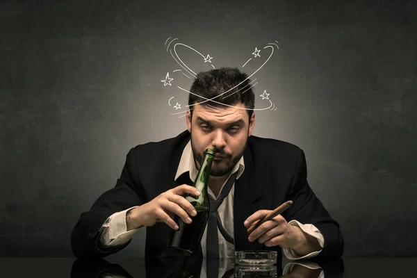 Hombre borracho en su oficina con concepto de garabato —  Fotos de Stock