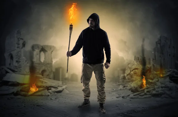Homem vindo com flambeau ardente em um conceito de cena de catástrofe — Fotografia de Stock