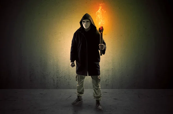 Uomo che cammina in uno spazio vuoto con flambeau in fiamme — Foto Stock