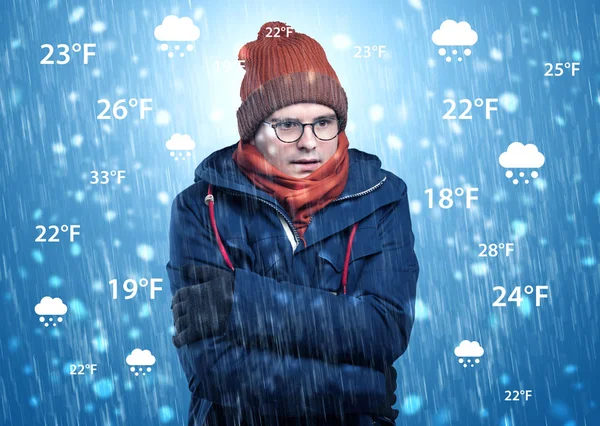 Hava durumu konsepti ile sıcak giysiler içinde buz gibi çocuk