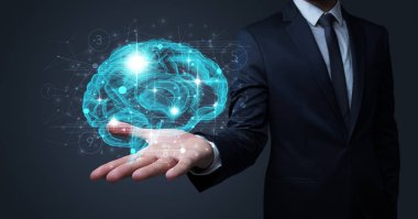 İnsan beyni elinde tutan adam