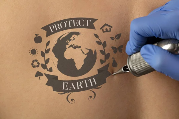 Recycle voor een beter milieu concept naakte achterop tatoeëren — Stockfoto