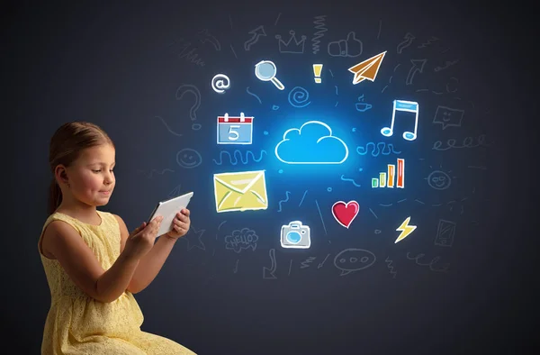 Κορίτσι εκμετάλλευση tablet με εφαρμογές έννοια — Φωτογραφία Αρχείου