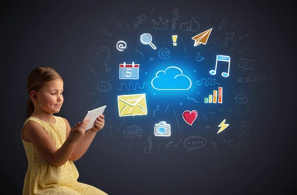 Menina segurando tablet com conceito de aplicações — Fotografia de Stock