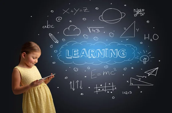 Niño pequeño usando en la tableta con concepto educativo —  Fotos de Stock