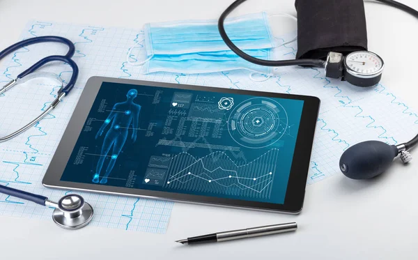 Software de triagem de corpo inteiro médico em tablet — Fotografia de Stock