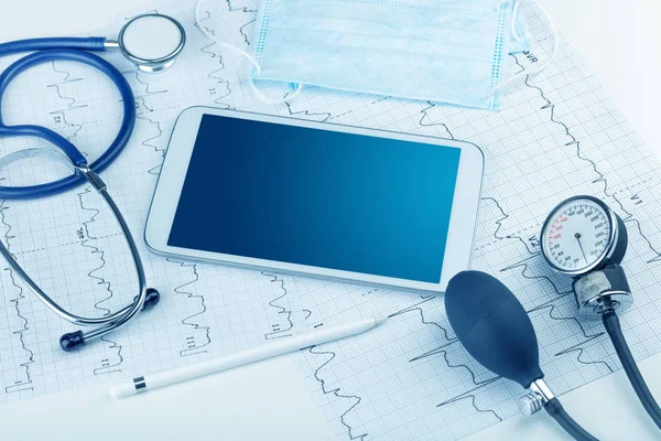 Medicina e conceito de tecnologia moderna com copyspace em tablet — Fotografia de Stock