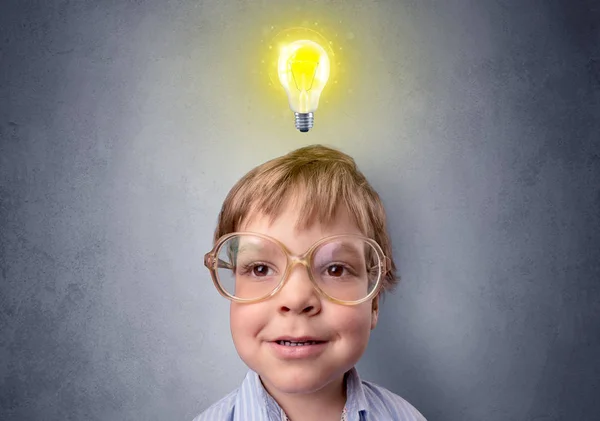 Jongetje mull over met lamp boven zijn hoofd — Stockfoto