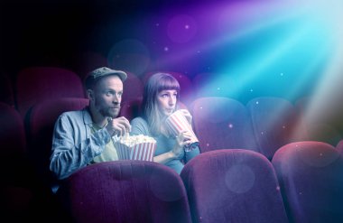 Genç çift film seyrederken 