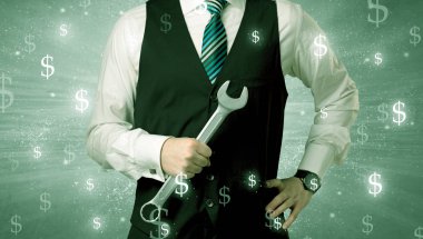 Businassman ayakta elinde aracıyla.