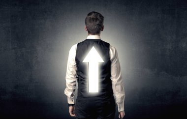 Genç işadamı ile ok sırtında duran