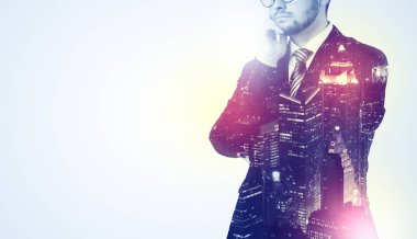 Şehir duvar kağıdı ile düşünme genç adam