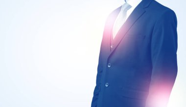 Genç işadamı ayakta durup düşünüyor