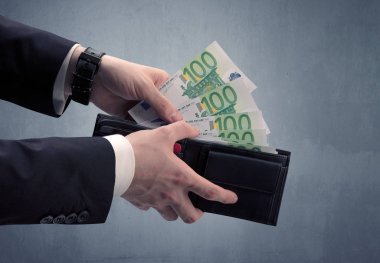 Takım elbise elinde euro cüzdanından dışarı alır