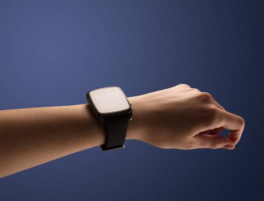 Balck smartwatch ekranlı el kadar kapatın