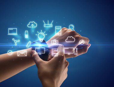 Smartwatch Multimedya sembolleri ile giyen el