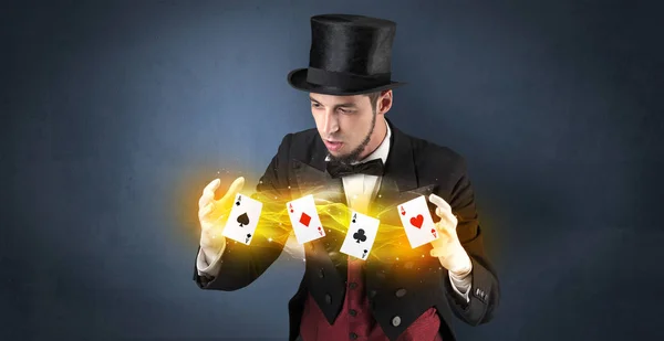 Illusionist göra trick med magiska play-kort — Stockfoto