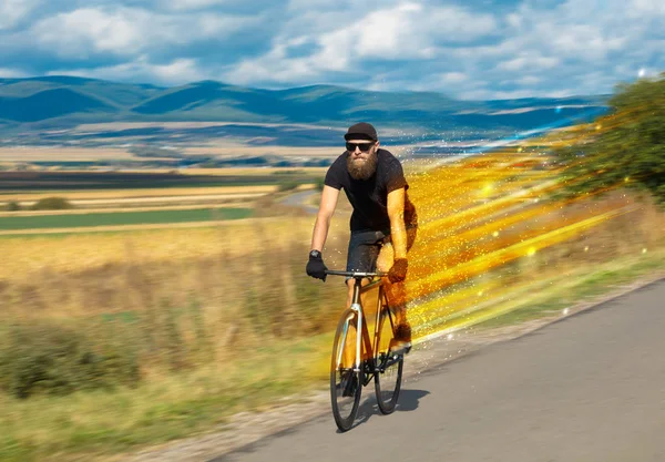 Mladí jedoucí na kole v přírodě — Stock fotografie