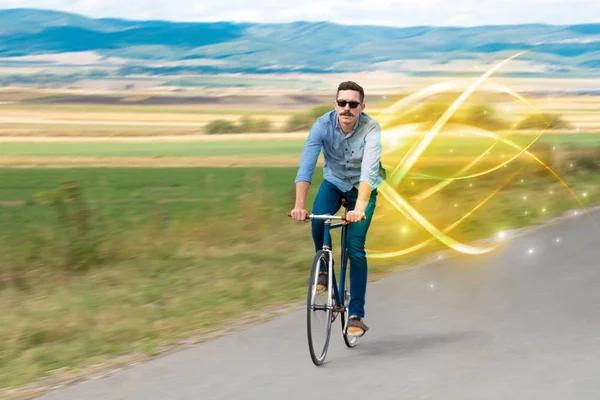 Kouzelné mladý cyklista na koni — Stock fotografie