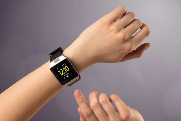 Γυναικείο χέρι φορώντας και πιέζοντας το smartwatch — Φωτογραφία Αρχείου