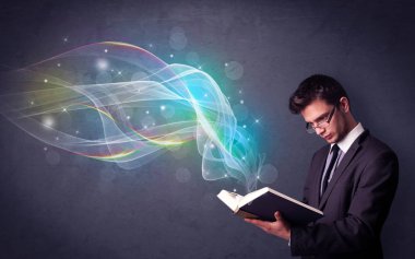 Gökkuşağı dalgalar dışarı uçan ile kitap tutan rahat genç adam