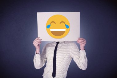İfade gülüyor ile kağıt tutan işadamı
