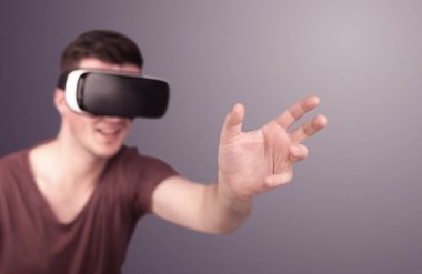 Adam sanal gerçeklik gözlüğü takıyor.