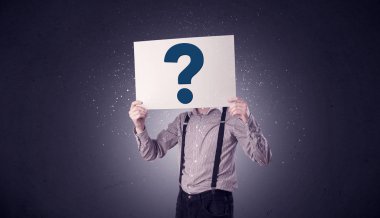 soru işareti olan kağıt tutan işadamı