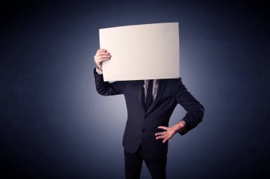 Genç işadamı boş bir kağıt parçası saklanıyor