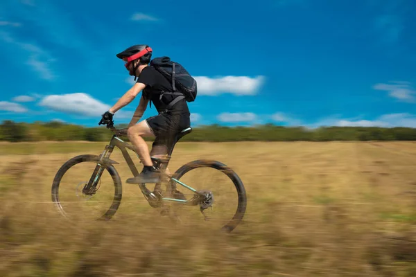 Přírodní mladý cyklista s úžasným výhledem — Stock fotografie