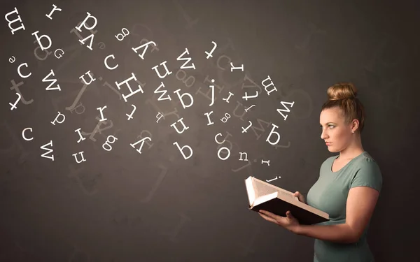 Jovem senhora segurando livro com letras — Fotografia de Stock