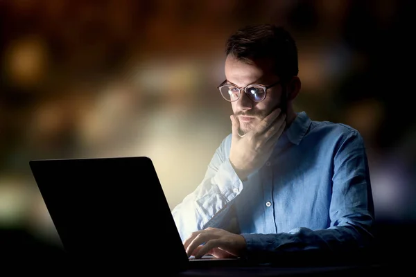 Businessman in the office at night — Stock Photo, Image