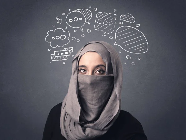 彼女の頭の上の描かれたスピーチの泡を Niqab を着た若いイスラム教徒女性 — ストック写真