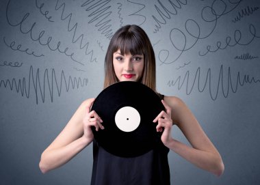 Vinil kaydı tutan kadın