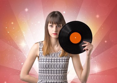 Vinil kaydı tutan kadın