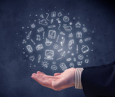 Karışık çizimler tutan el