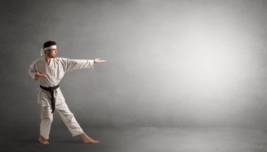 Boş bir alanda mücadele küçük karate adam