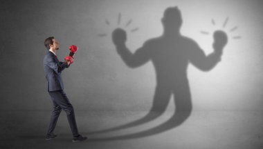 İş adamı silahsız gölgesini ile mücadele