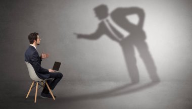 Kalmak ve maddeleri bir gölge adam sunan iş adamı