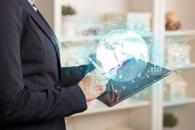 Dünya çapında raporları bağlantılar ve istatistik konsepti ile çalışma iş kadını
