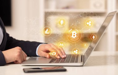 Bitcoin bağlantı ağı ve online kavramı ile dizüstü bilgisayar üzerinde çalışan iş kadın