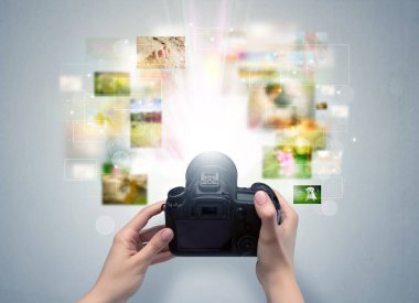 El yaşam olayları digital fotoğraf makinesi ile yakalar.