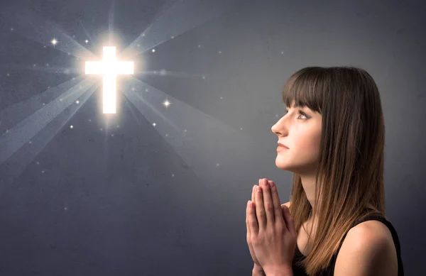 Jong meisje bidden concept — Stockfoto