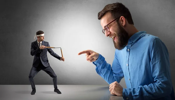 Hombre gigante gritándole a un pequeño hombre de karate — Foto de Stock