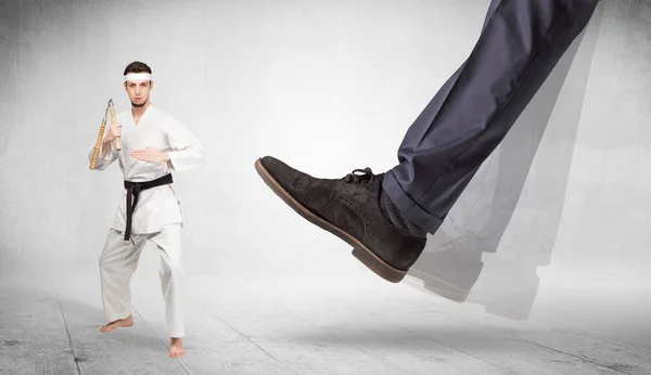 Grote mond vertrappen karate trainer concept — Stockfoto