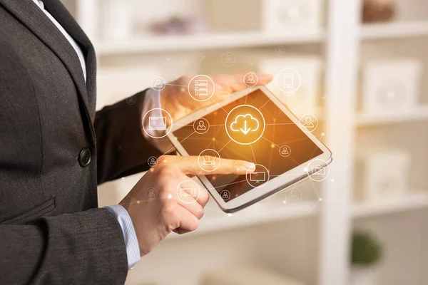 Mujer de negocios usando tableta con concepto de tecnología en la nube — Foto de Stock