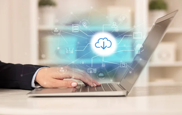 Mujer de negocios trabajando en su portátil con almacenamiento en línea y el concepto de tecnología en la nube — Foto de Stock
